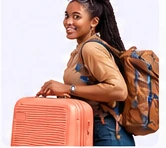 Voyageuse avec sac à dos et valise